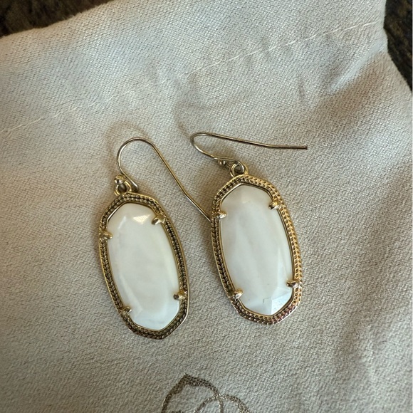 Kendra Scott drop  Dani Earrings white and gold - Picture 1 of 3